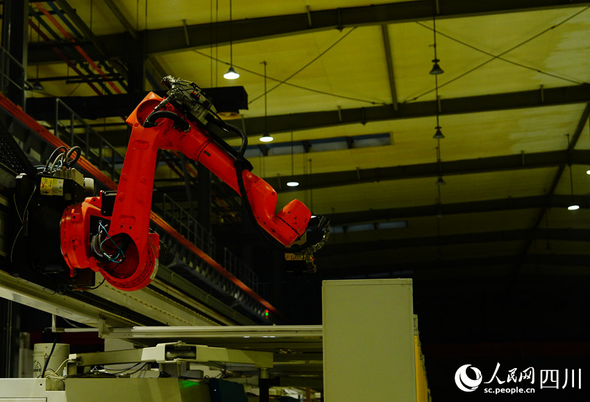 “黑灯产线”在无人状态下照常运转。。。人民网记者 王波摄