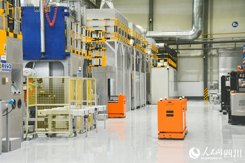 海内首个燃机智慧制造基地高温透平叶片喷涂数字化产线。。。。。人民网 赵祖乐摄