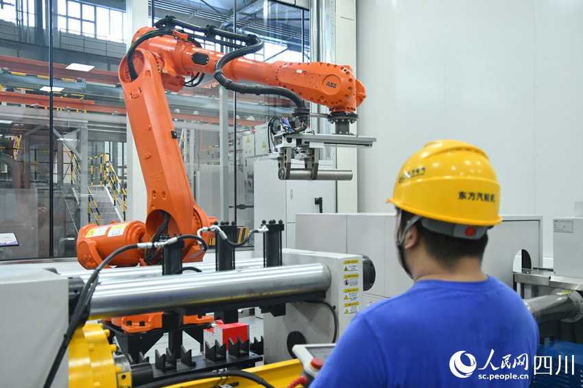 海内首个燃机智慧制造基地高温透平叶片精铸数字化产线。。。。。人民网 赵祖乐摄