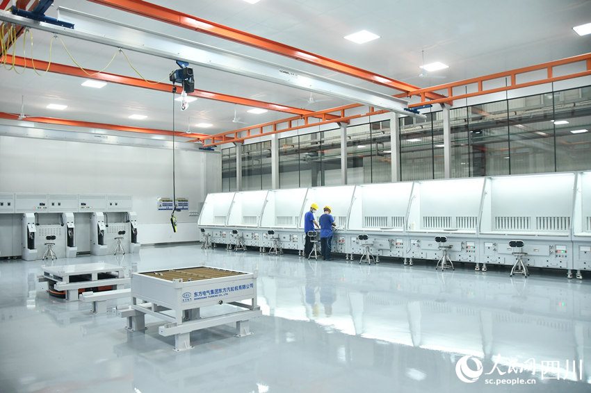 海内首个燃机智慧制造基地高温透平叶片精铸数字化产线。。。。。人民网 赵祖乐摄