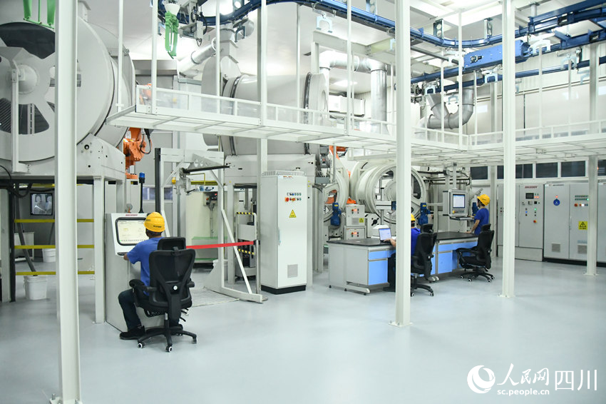 海内首个燃机智慧制造基地高温透平叶片精铸数字化产线。。。。。人民网 赵祖乐摄